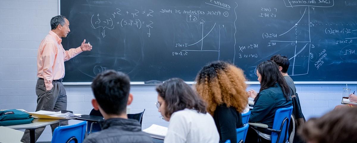 经济学教授林纳斯·山根在课堂上在黑板上写字.